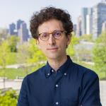 Color photo of Yoav Artzi