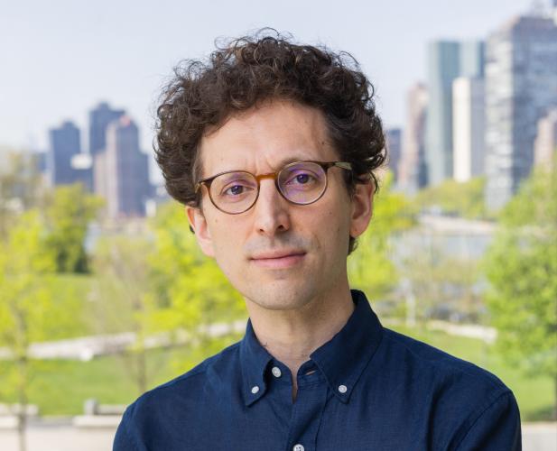 Color photo of Yoav Artzi